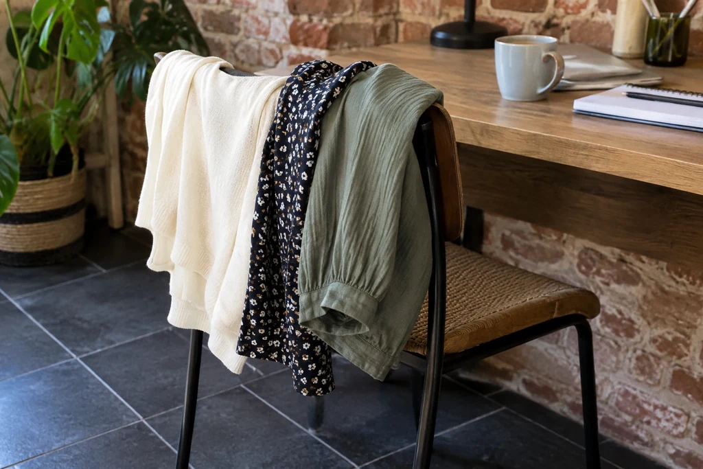 Des hauts unis et à petits motifs sont comparés près d’un bureau à la maison.